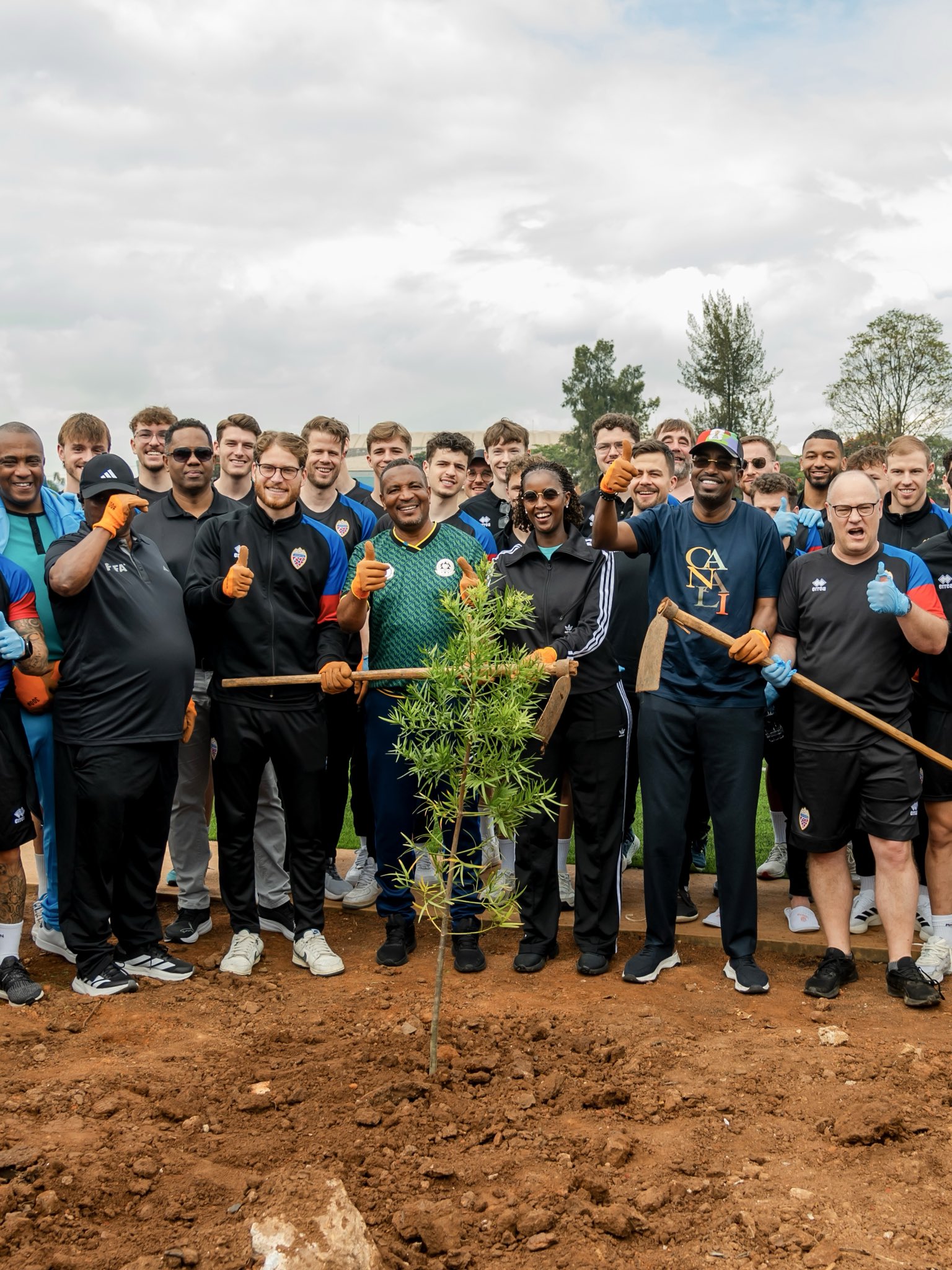 Minisitiri Nelly Mukazayire afatanya n’amakipe yitabiriye FIFA Series 2026 gutera ibiti ahari ikibuga gishya 