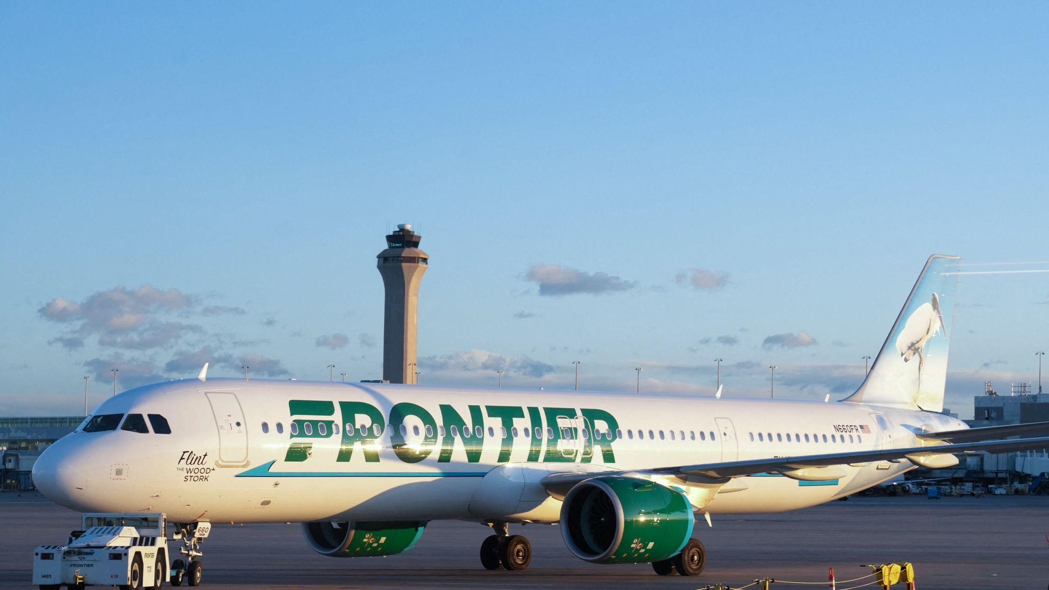 Indege ya Frontier Airlines igiye guhaguruka kukibuga mpuzamahanga cy'inde cya Denver I