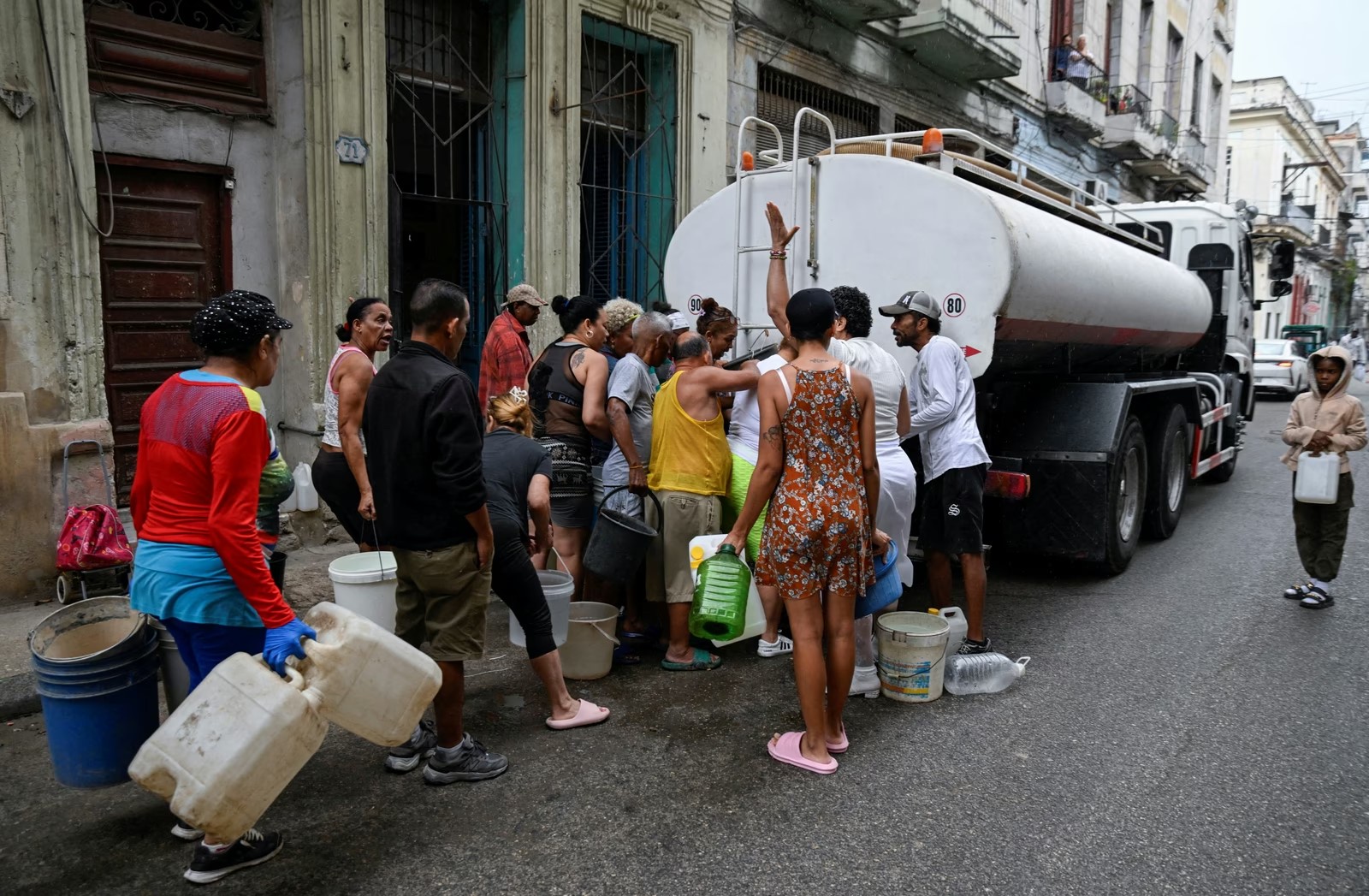 Abaturage ba Cuba bari mu bihe bikomeye by’ibura rikabije rya lisansi ndetse n’ibihe byo kubura amashanyarazi (blackouts) mu gihugu, bitewe n’igitutu gikomeye gituruka muri Leta Zunze Ubumwe za Amerika (USA)