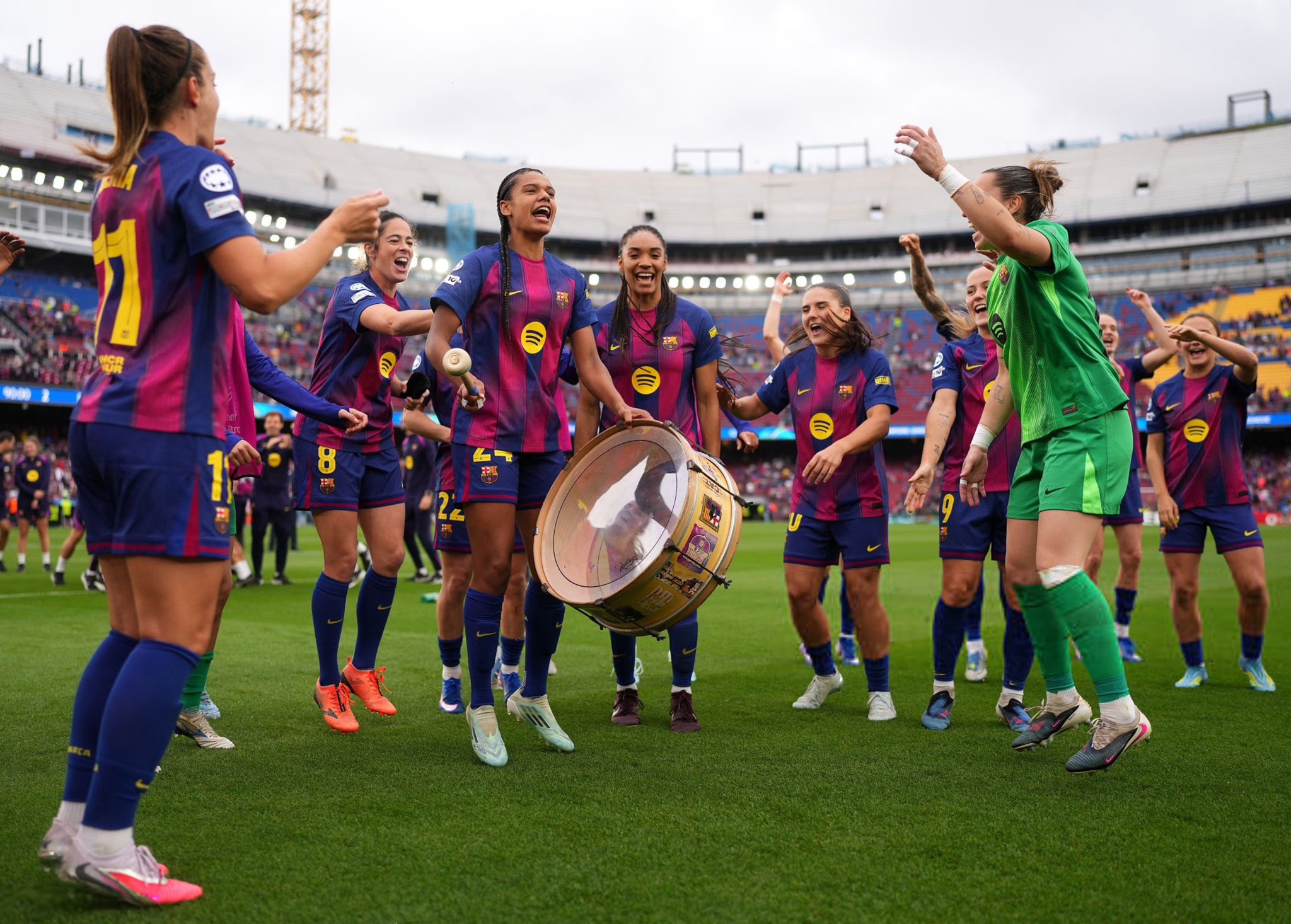 Ibyishimo byabasaze bagezaho bacinya akadiho muri stade Spotify Camp Nou