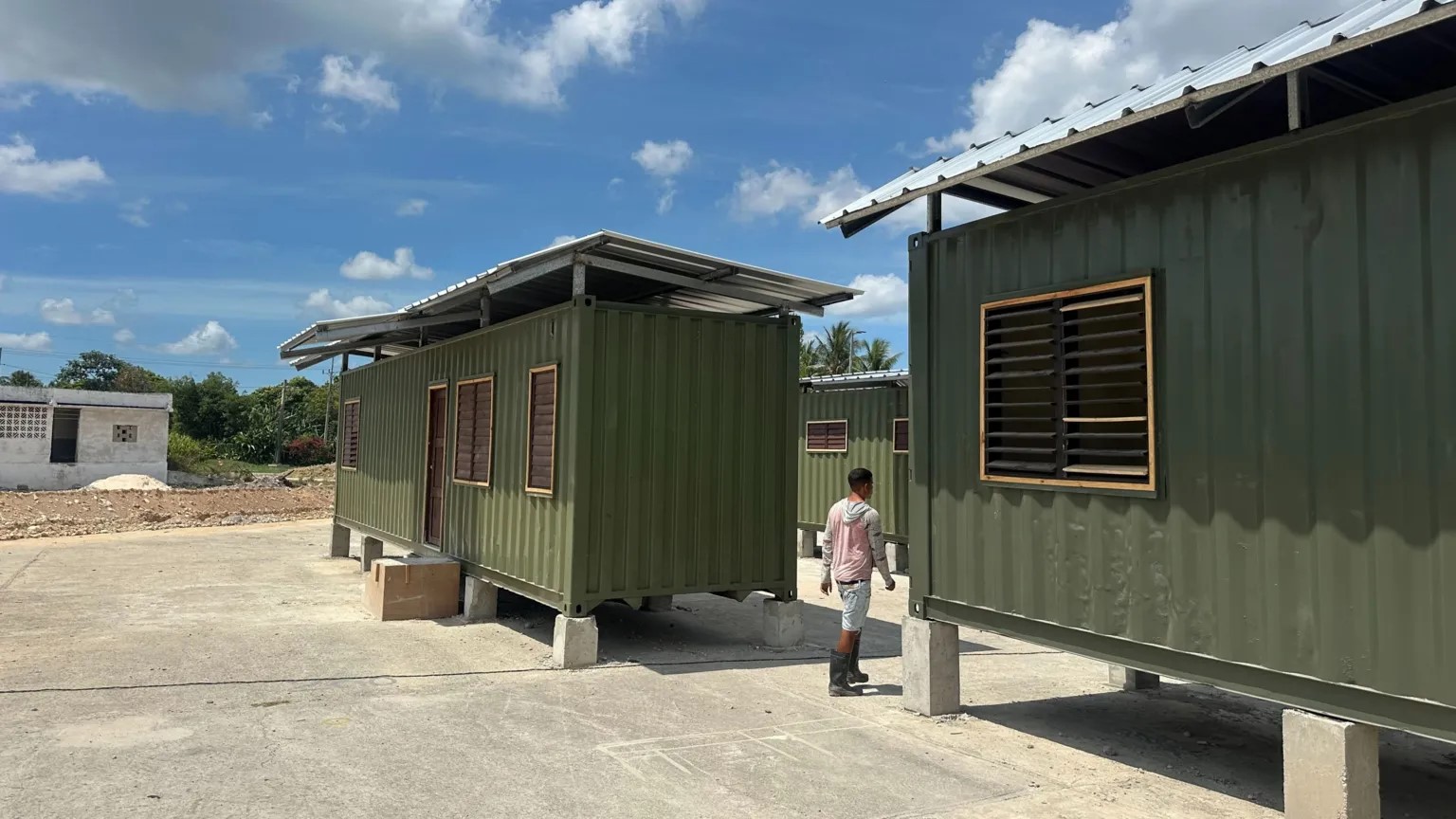 Inyubako zubatswe mu bikoresho bya kontineri mu gace ka Barrio Toledo zigamije gufasha gukemura ikibazo gikomeye cya inzu (crise de logement) i Havana.