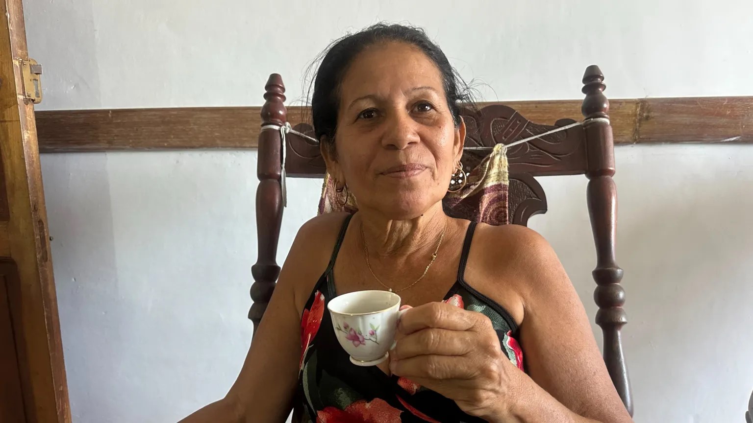Juana Garcia ari kugerageza kwita ku bageze mu zabukuru baryamye ku buriri batuye mu nyubako yitaho.