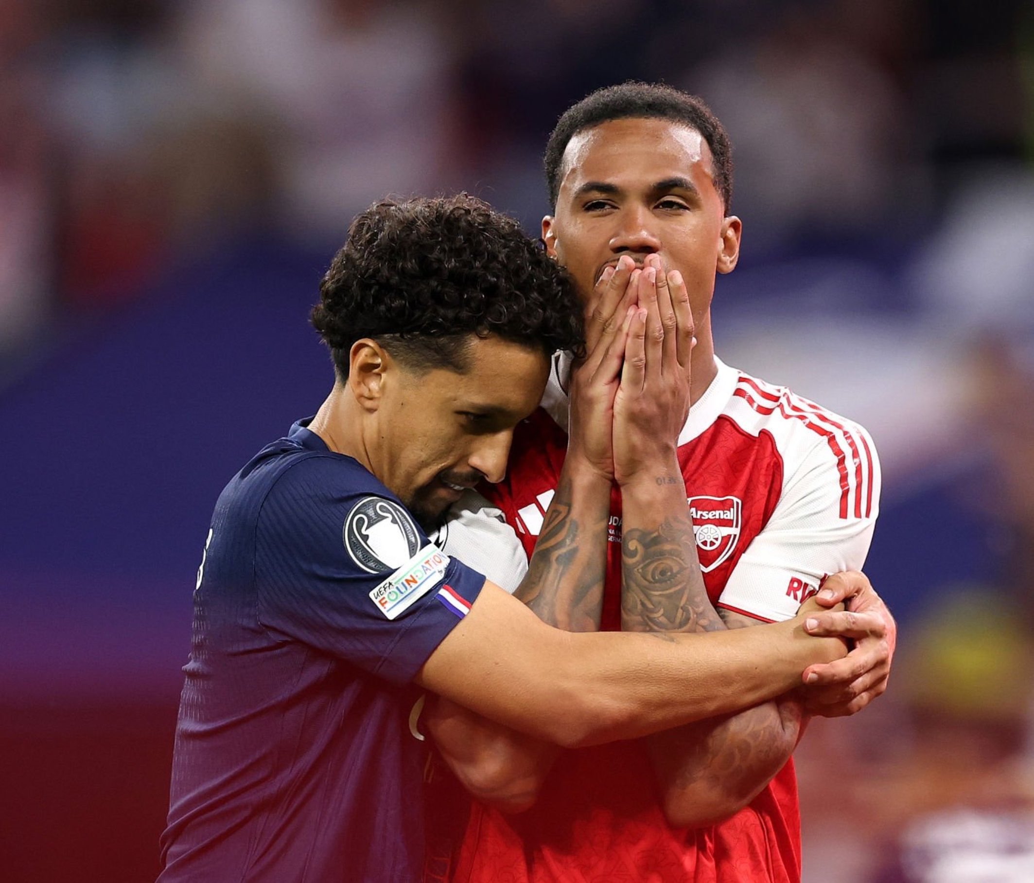 Kapiteni wa PSG, Marquinhos, yahise ajya guhumuriza Gabriel Magalhães nyuma yo guhusha penaliti ye