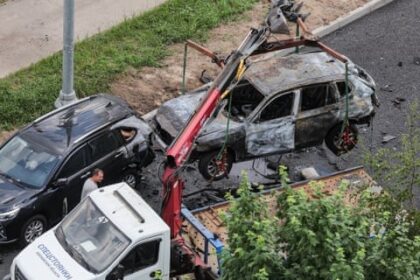 imodoka ya BMW ya Koloneli Damir Davydov yaturikijweho igisasu yafashwe n’inkongi y’umuriro iarashya irakongoka .