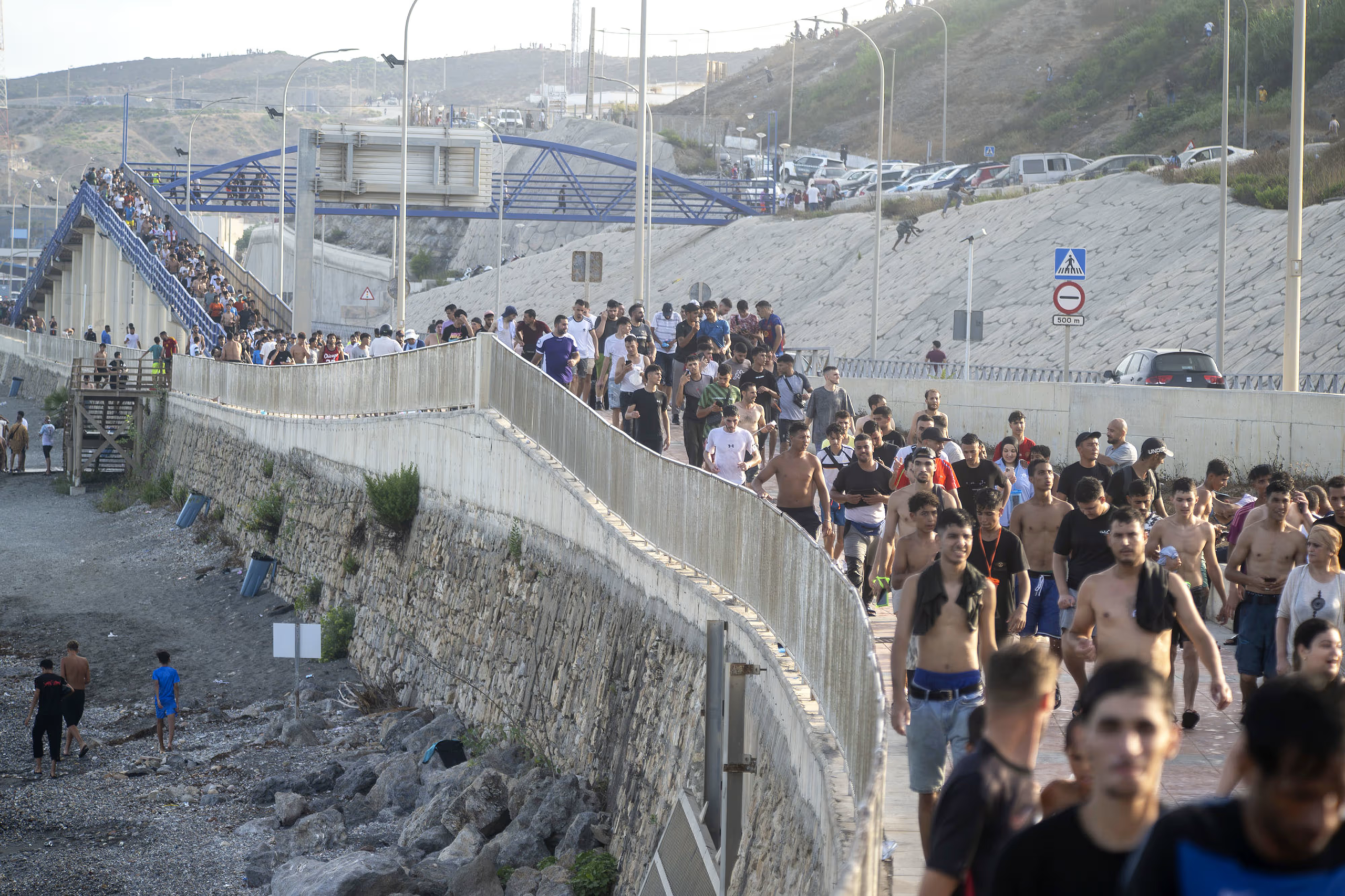 Abimukira benshi bishimiye ko babashije kwambuka umupaka uhuza Ceuta na Maroc, bagaragaza ibyishimo nyuma yo kugera ku butaka bwa Espagne.