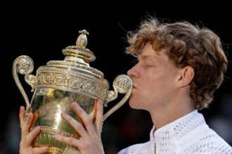 Jannik Sinner akomeje kwandika amateka yegukana Wimbledon ya kabiri yikurikiranya.