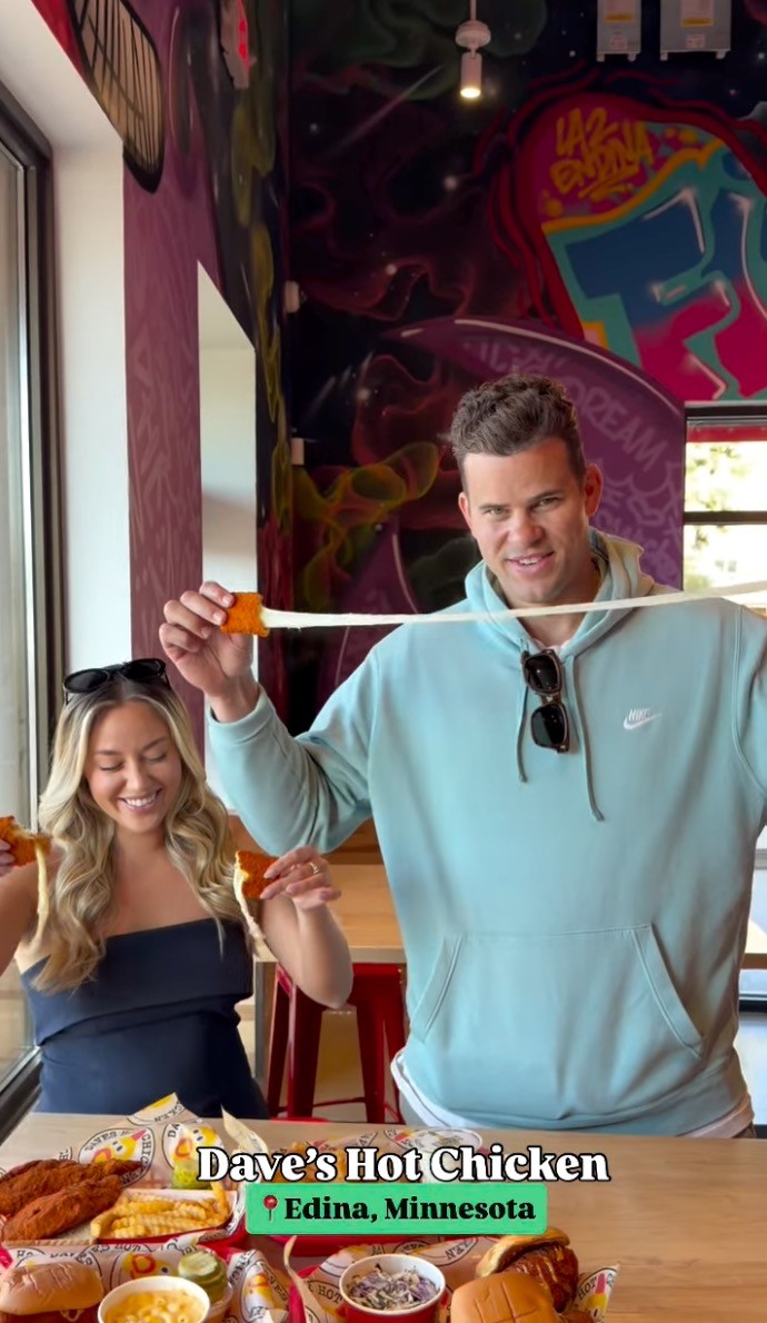 Kris Humphries amaze kugira amashami menshi ayobora ya Dave's Hot Chicken muri Leta ya Minnesota .