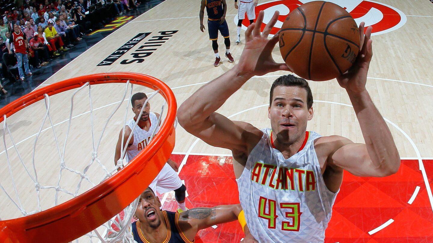 Kris Humphries yakiniye amakipe akomeye muri NBA, asoreza muri Atlanta Hawks.
