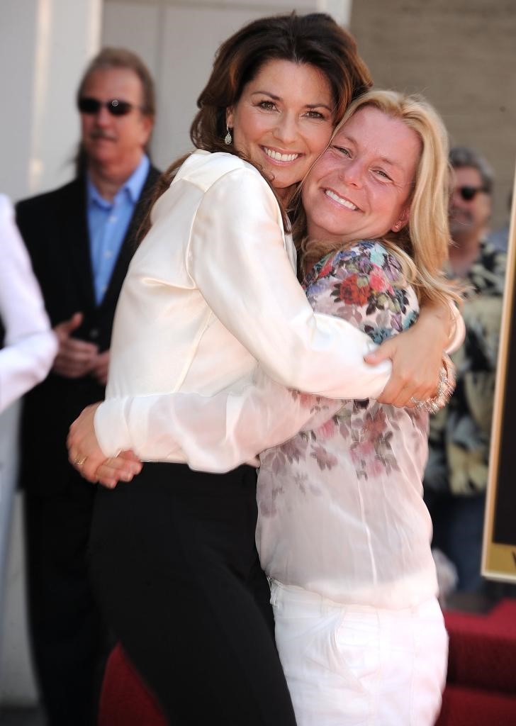 Shania Twain ahobera mushiki we, Carrie Ann Brown, mu muhango wo gushyirwa ku nyenyeri z'Icyubahiro za Hollywood Walk of Fame mu 2011.
