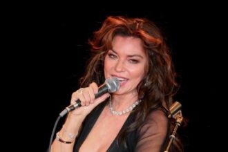 Shania Twain yatangaje ko yakuriye mu muryango warangwagamo urugomo rukabije, aho we na bashiki be bakubitwaga kandi bagakorerwa ihohoterwa n'ababyeyi babo.