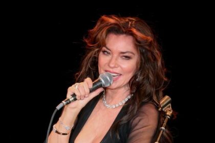 Shania Twain yatangaje ko yakuriye mu muryango warangwagamo urugomo rukabije, aho we na bashiki be bakubitwaga kandi bagakorerwa ihohoterwa n'ababyeyi babo.