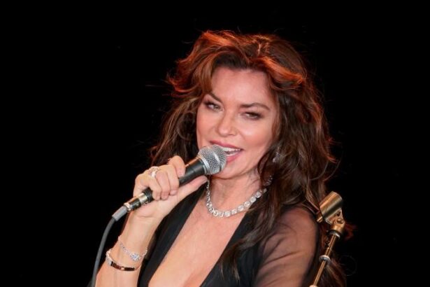 Shania Twain yatangaje ko yakuriye mu muryango warangwagamo urugomo rukabije, aho we na bashiki be bakubitwaga kandi bagakorerwa ihohoterwa n'ababyeyi babo.