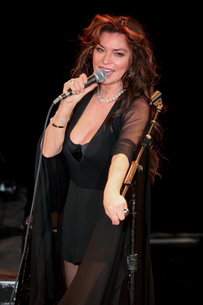 Shania Twain yatangaje ko yakuriye mu muryango warangwagamo urugomo rukabije, aho we na bashiki be bakubitwaga kandi bagakorerwa ihohoterwa n'ababyeyi babo.