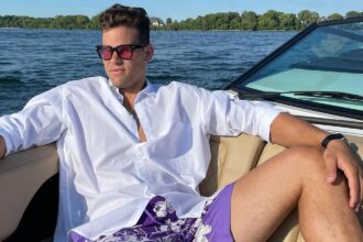 Uwahoze ari umukinnyi wa Basketball, Kris Humphries, ubu Yinjiye mu bucuruzi bw'inyama z''inkoko zokeje.