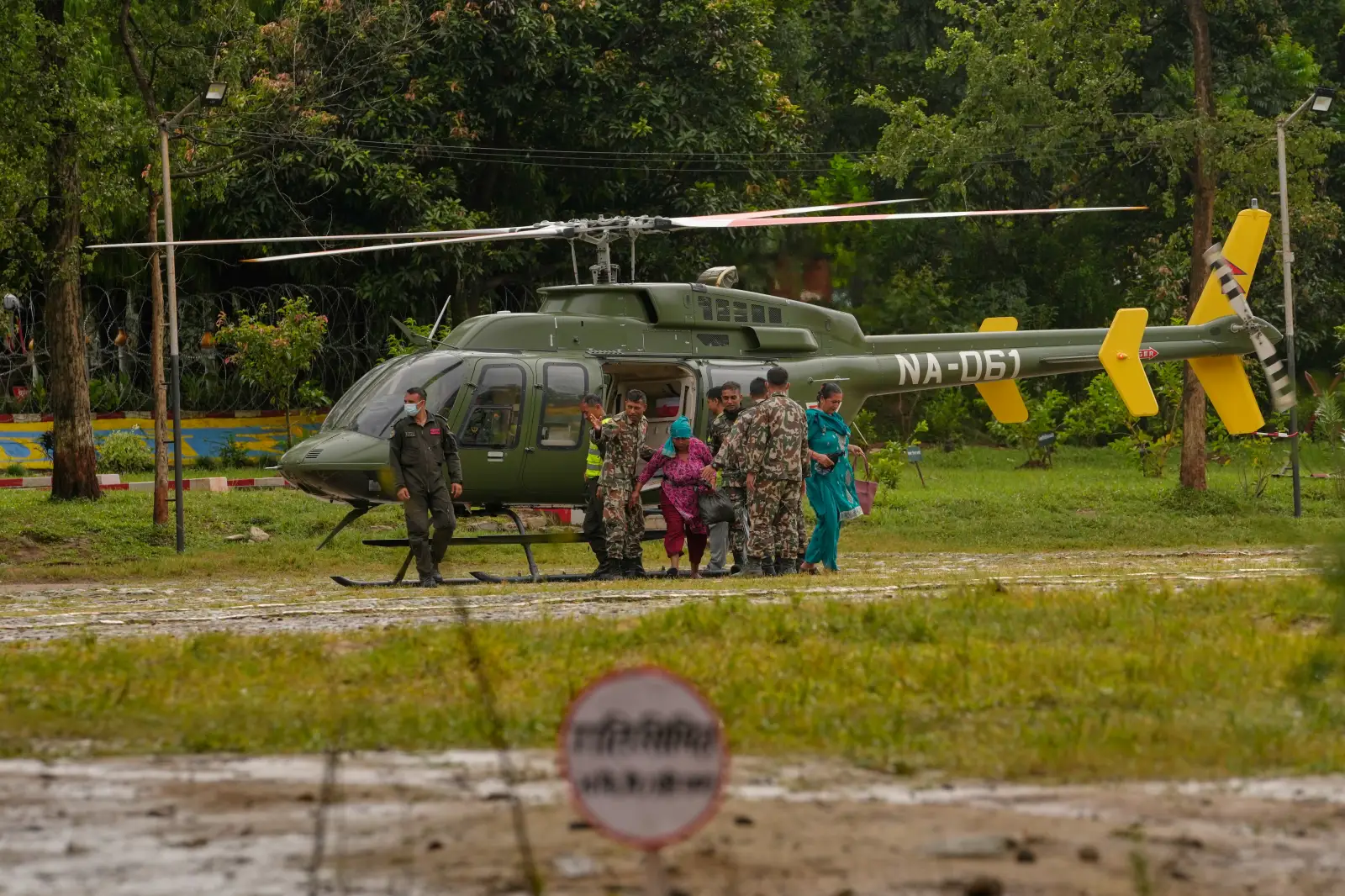 Abacitse ku icumu ry’imyuzure itunguranye bazanwa ahantu hatekanye na kajugujugu z’Ingabo za Nepal, mu karere ka Nuwakot.