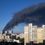 Umwotsi mwinshi wagaragaye mu nkengero z’iburengerazuba bwa Kyiv mu gitondo cyo ku wa Gatandatu, nyuma y’igitero cy’u Burusiya cyibasiye ububiko bw’amasasu, bugakomeza kwaka umuriro.
